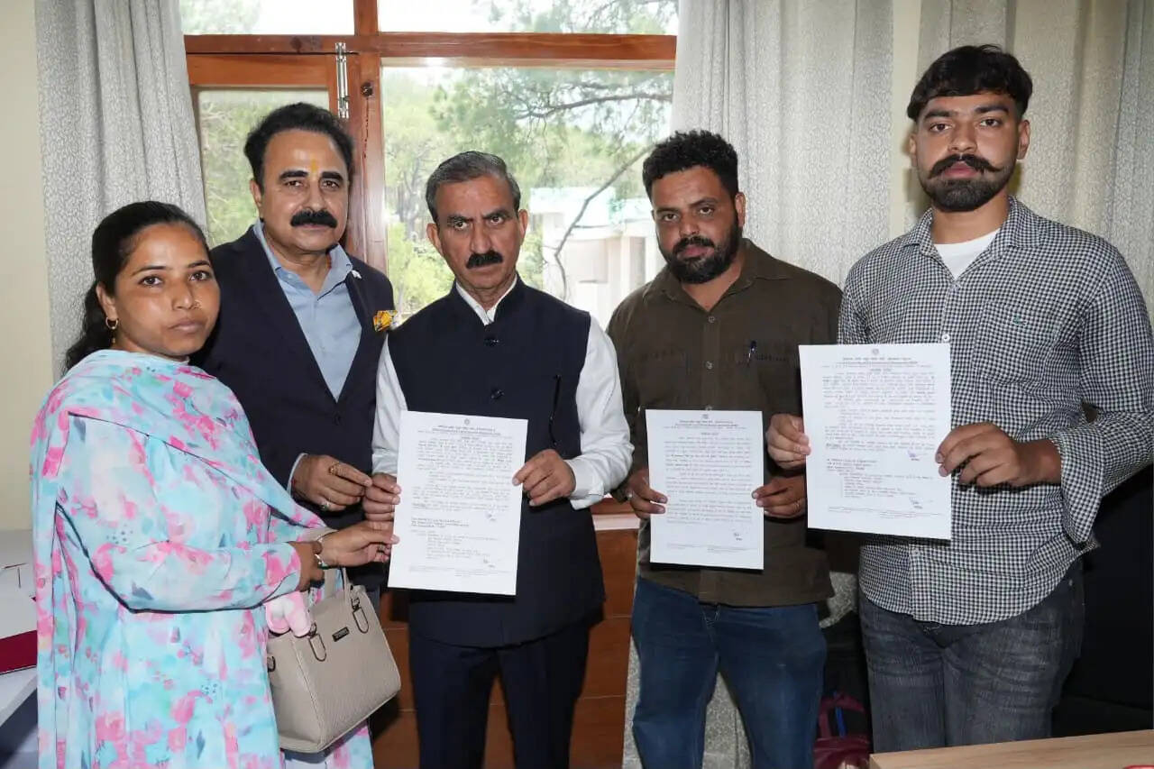 स्कूल शिक्षा बोर्ड ने 3 परिवारों को अनुकंपा आधार पर दी नौकरी, मुख्यमंत्री ने दिए नियुक्ति पत्र