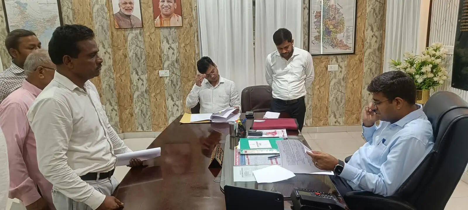 जिलाधिकारी दीपक मीणा ने कलेक्ट्रेट में सुनी फरियादियों की समस्याएं
