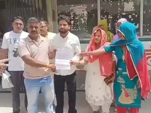 फरीदाबाद : सरपंच ने बैठक में नहीं बुलाया तो आठ पंचायत सदस्यों ने दिया इस्तीफा