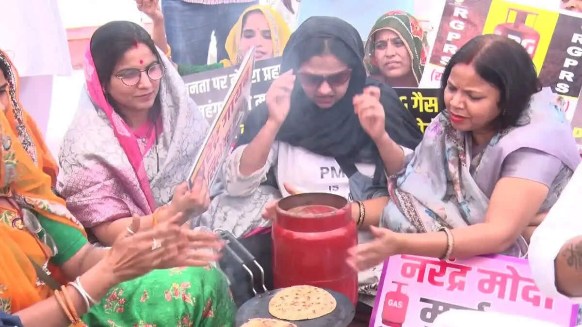 गैस की कमी और बढ़ती कीमतों पर सड़कों पर उतरी कांग्रेस