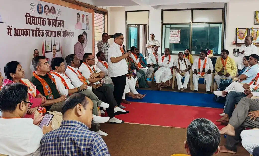 सागवाड़ा में भाजपा की संगठनात्मक बैठक : सहकारिता मंत्री गौतम दक ने कार्यकर्ताओं में भरा चुनावी जोश