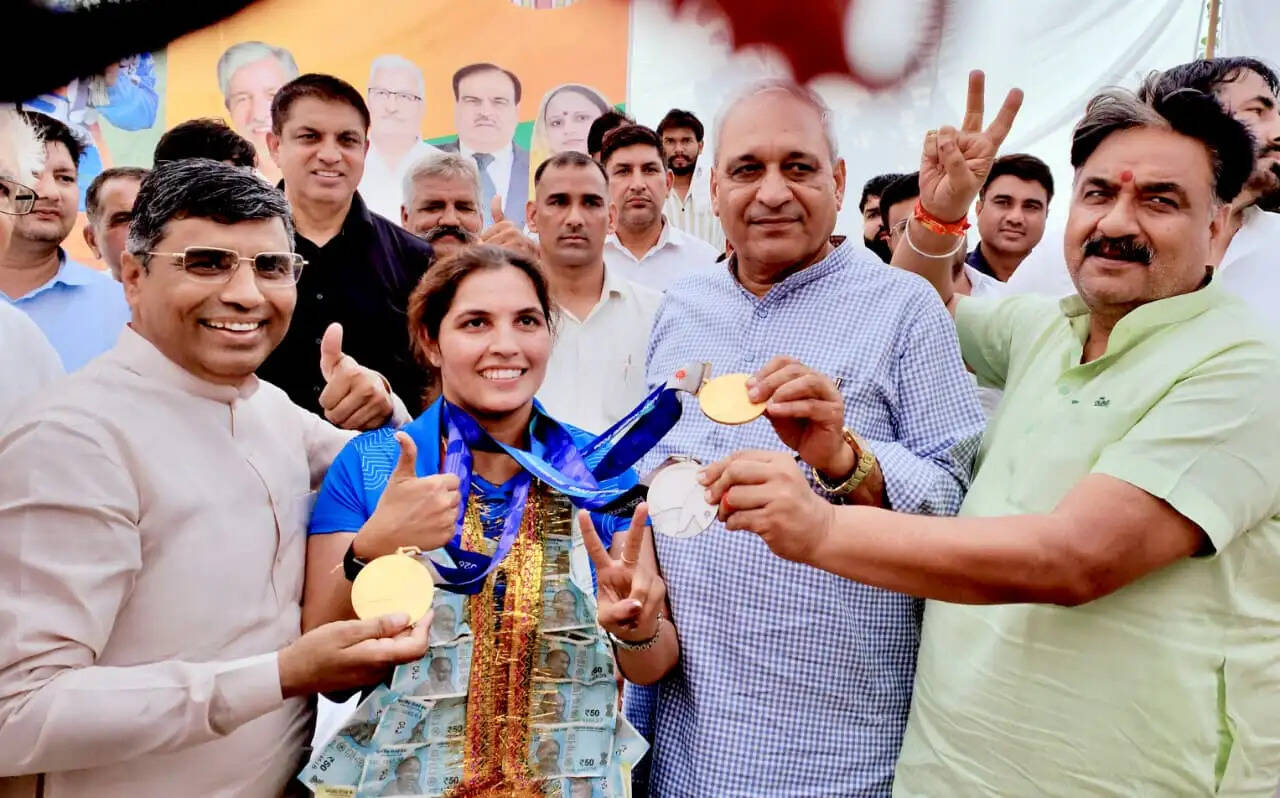 जींद : नीरू ढांडा ने मेहनत व प्रतिभा से अंतरराष्ट्रीय स्तर पर प्रदेश एवं देश का बढ़ाया मान: महिपाल ढांडा