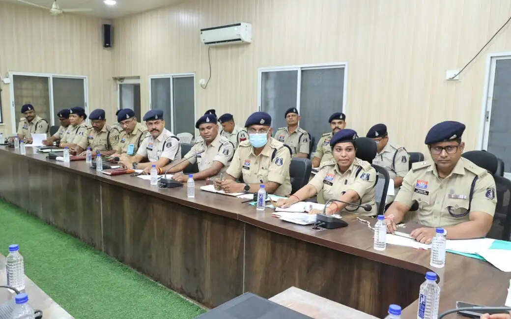 पुलिस महानिरीक्षक राम गोपाल गर्ग ने ली रायगढ़ पुलिस की समीक्षा बैठक