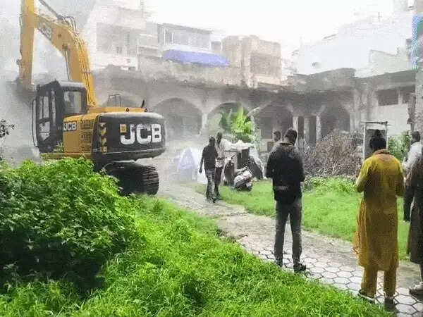 इंदौर&nbsp;में&nbsp;100 साल पुराने जर्जर भवन पर चली निगम की जेसीबी, इमारत को किया जमींदोज
