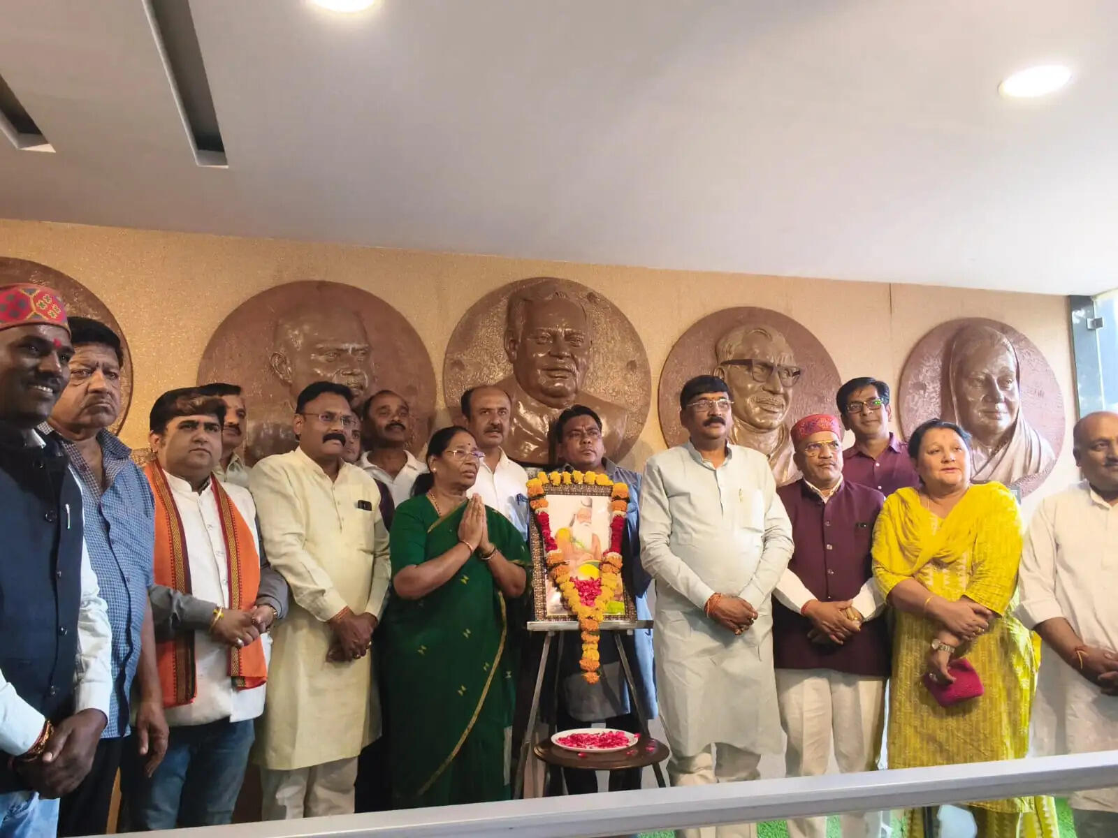 जबलपुर: महर्षि वाल्मीकि जयंती पर श्रद्धापूर्वक किया पुष्पांजलि अर्पण