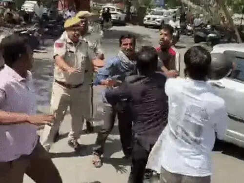 एसपी कार्यालय में नवविवाहित जोड़े को लेकर बवाल, वकीलों और परिजनों में मारपीट