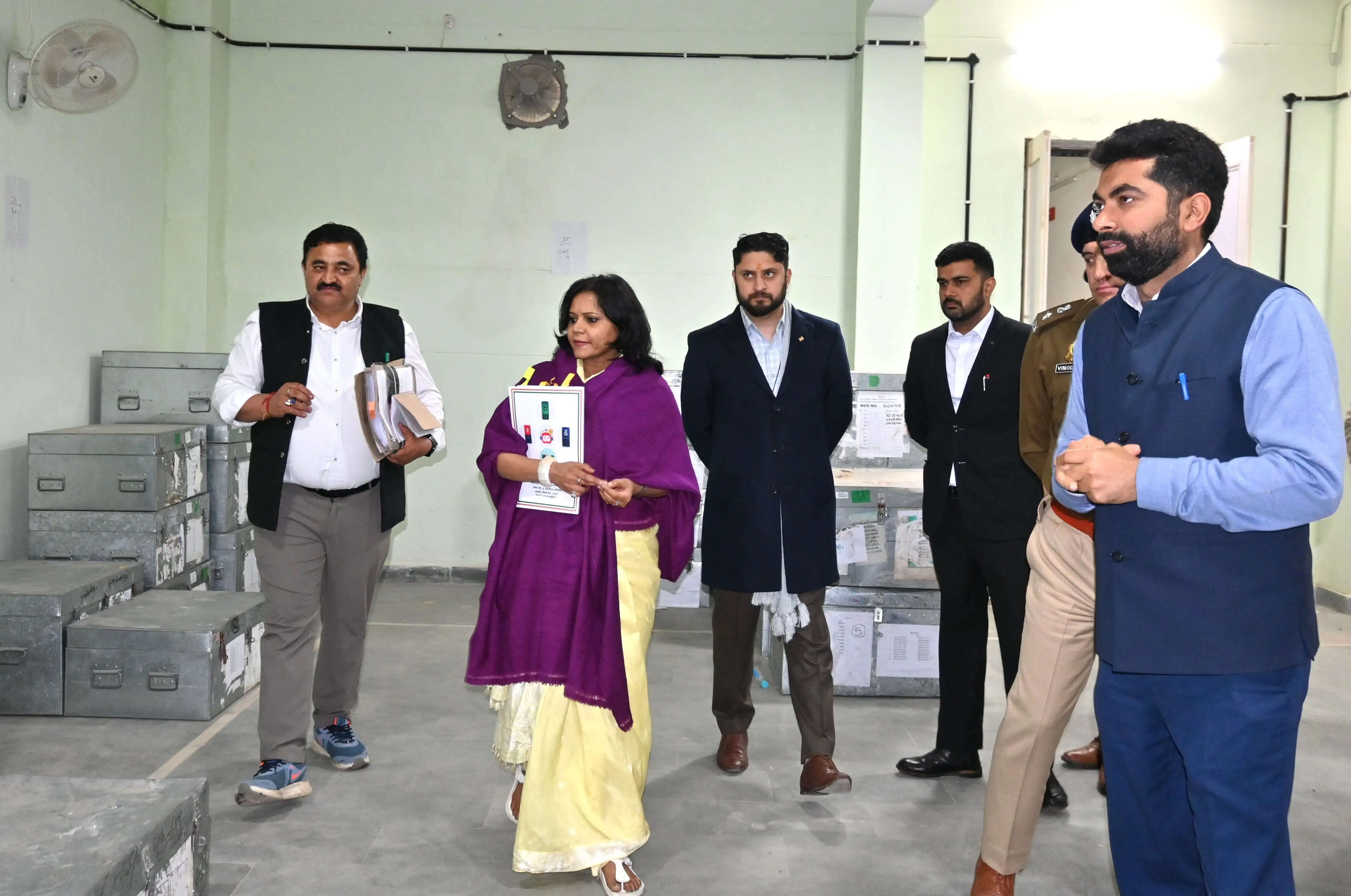 मुख्य निर्वाचन अधिकारी ने किया ईवीएम भंडारण कक्ष मंडी का निरीक्षण