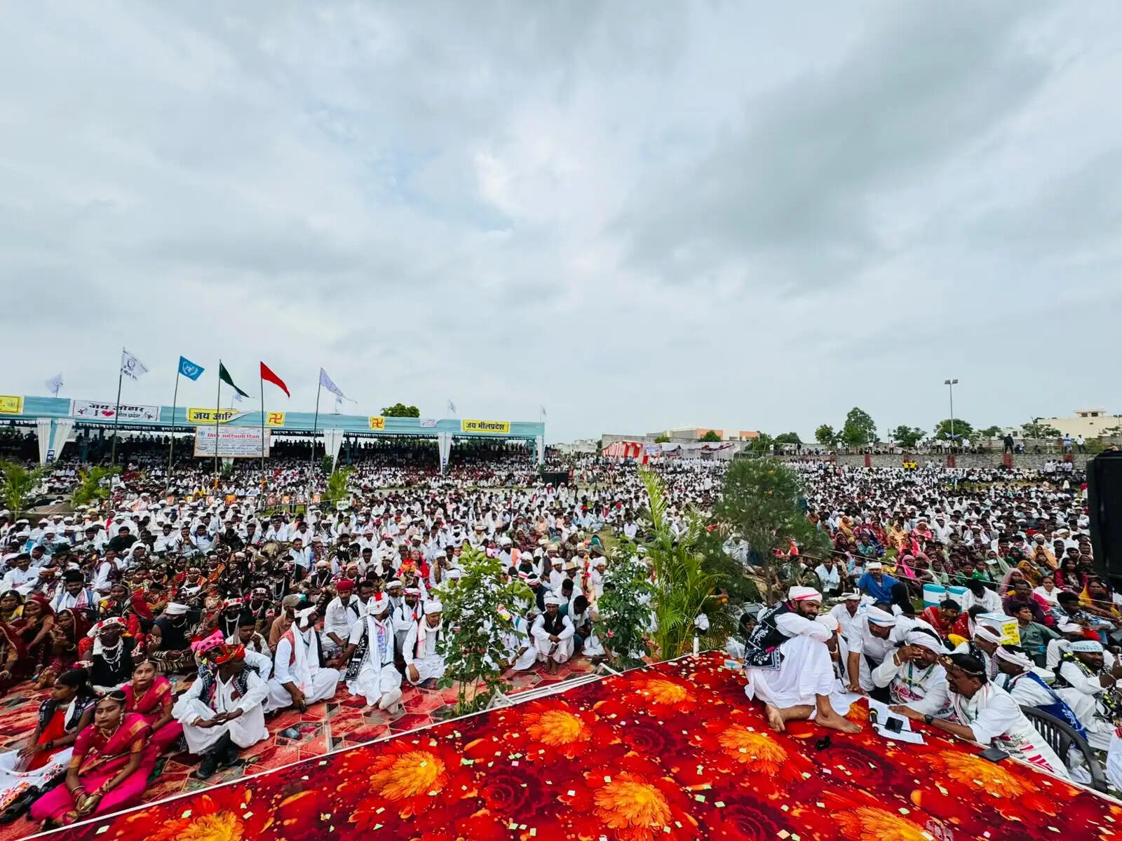 विश्व आदिवासी दिवस पर डूंगरपुर में उमड़ा जनसैलाब, भील प्रदेश के निर्माण का लिया संकल्प