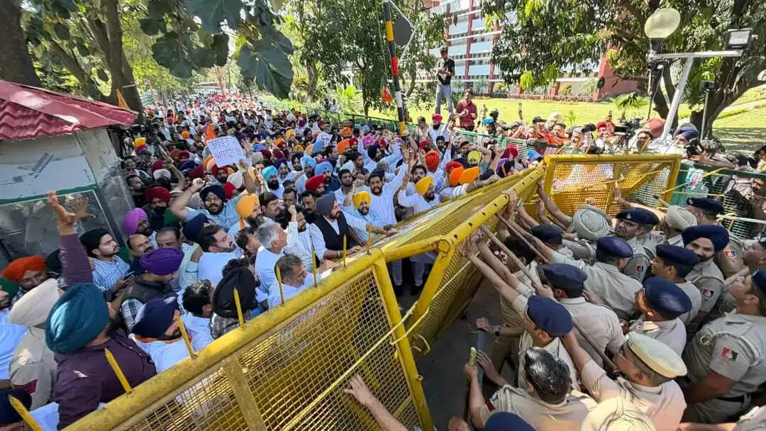 डीएम आत्महत्या के विरोध में विपक्षी दलों ने किया सीएम आवास पर कूच का प्रयास