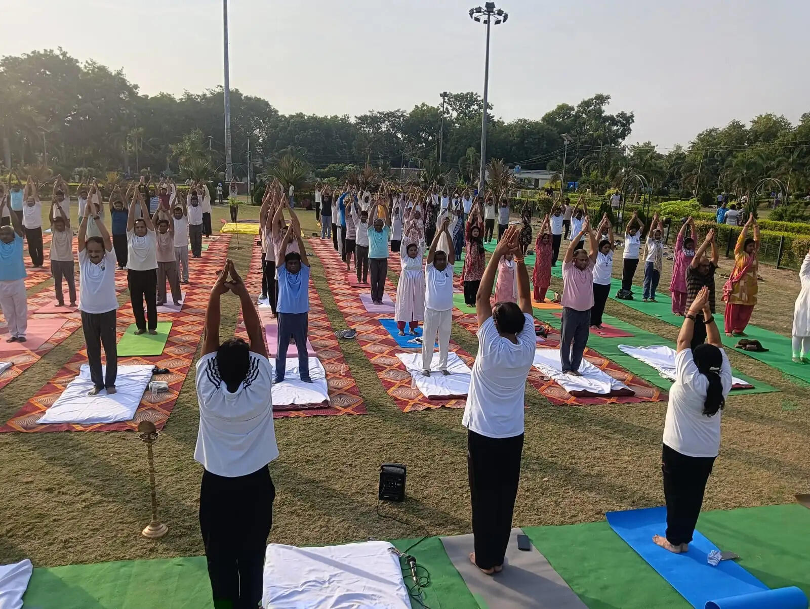 एचआईवी संक्रमित व्यक्तियों के साथ योगाभ्यास कर सीडीओ ने दिया जागरूकता का संदेश