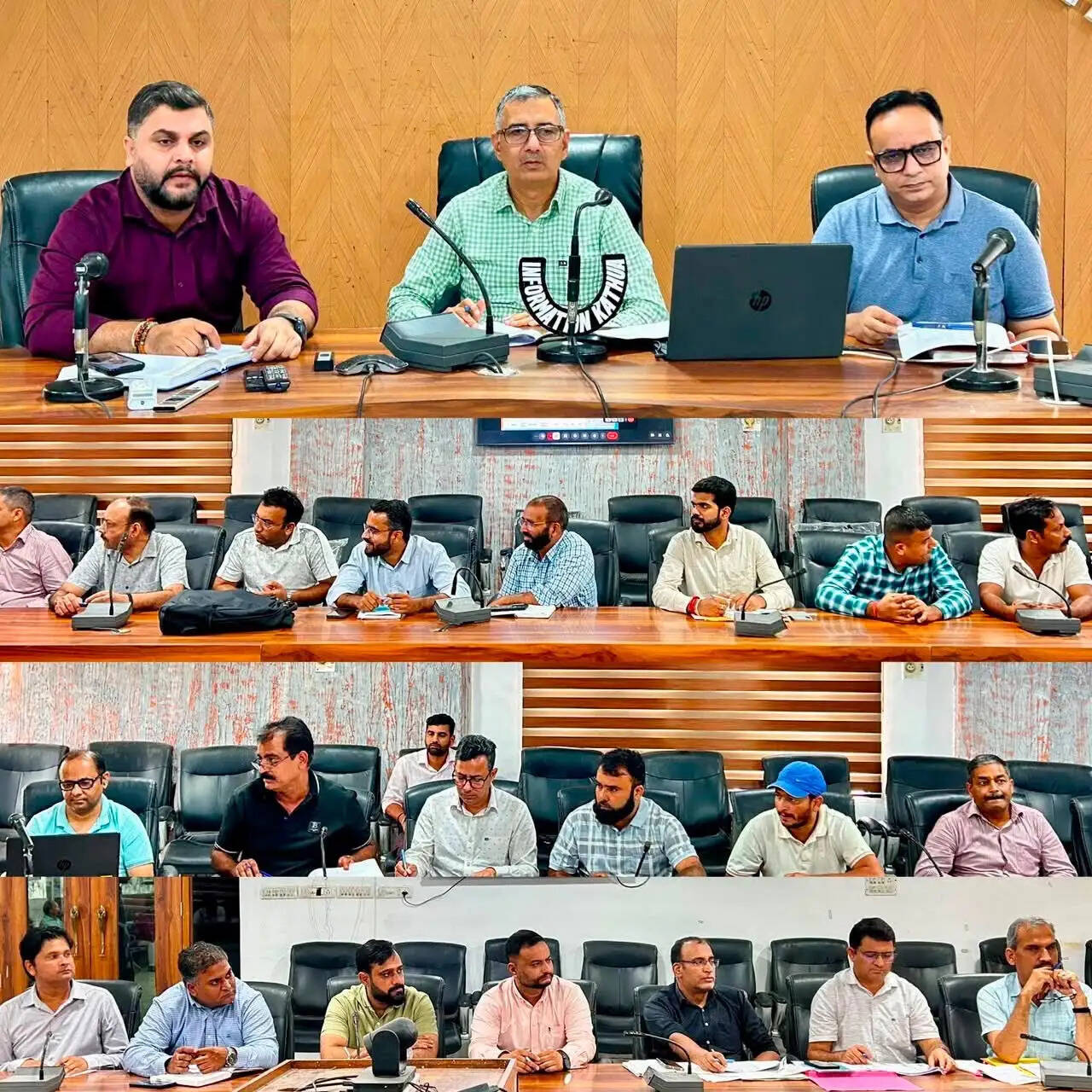 समय पर पूरा करें पीएमजीएसवाई कार्य, गुणवत्ता से समझौता नहीं-डीसी कठुआ