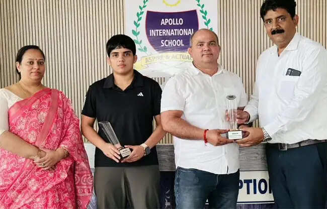 सोनीपत: विश्व ग्रैपलिंग चैंपियनशिप स्वर्ण पदक विजेता खुशी का स्कूल में भव्य स्वागत