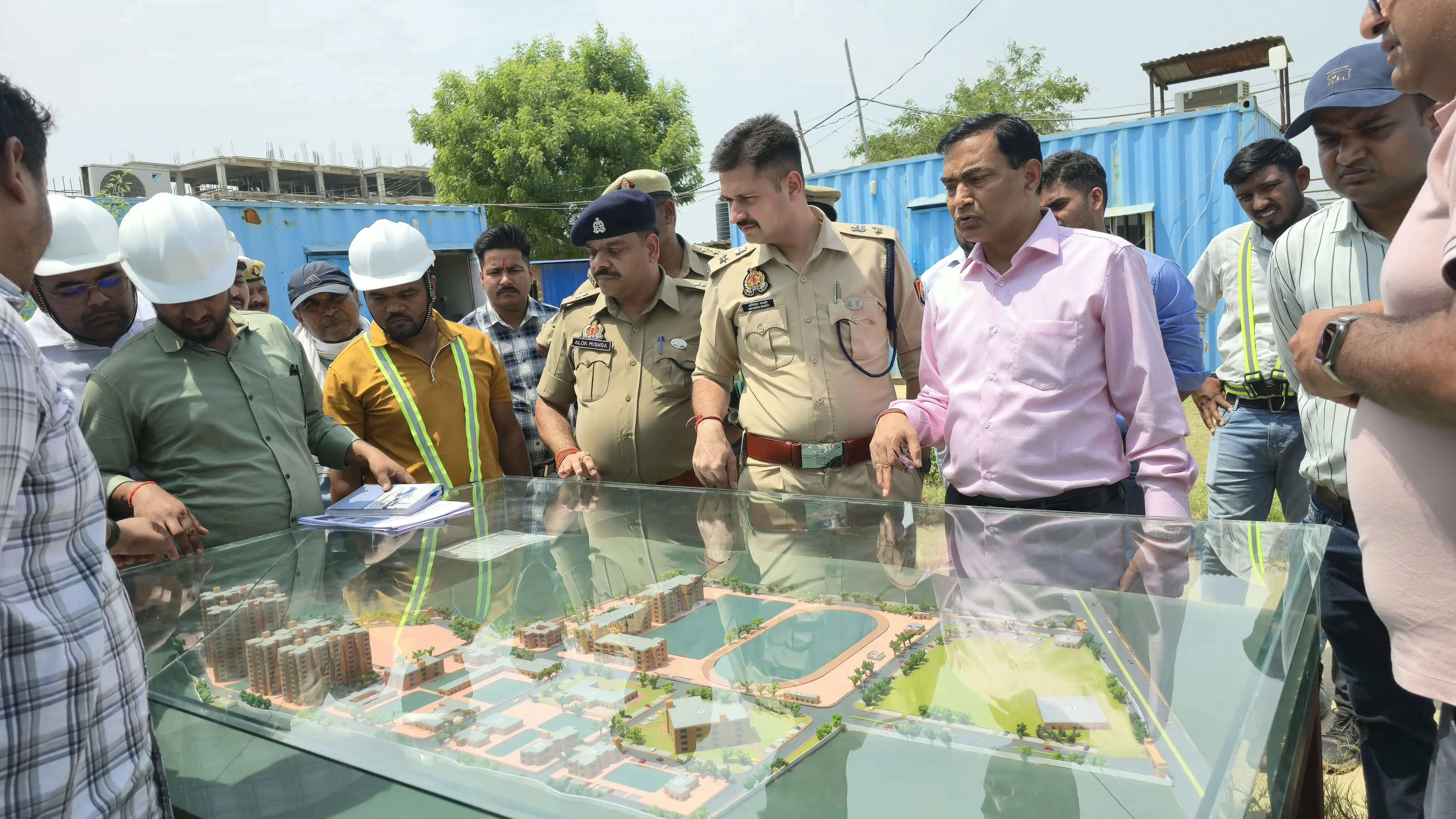 डीएम-एसपी ने निर्माणाधीन रिजर्व पुलिस लाइन का किया निरीक्षण