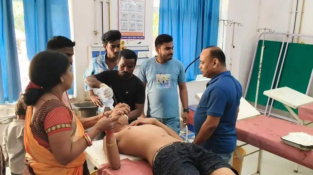 वीरपुर गोल चौक का गोलंबर हुआ क्षतिग्रस्त, अनियंत्रित कार ने मारी जोरदार टक्कर, एक व्यक्ति जख्मी