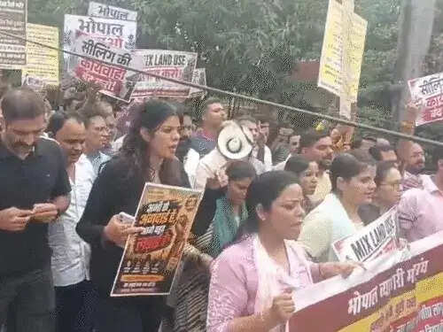 भोपाल में&nbsp;सीलिंग के विरोध में सड़क पर उतरे व्यापारी, अवधपुरी में प्रदर्शन,&nbsp;दुकानें बंद कर निकाली रैली