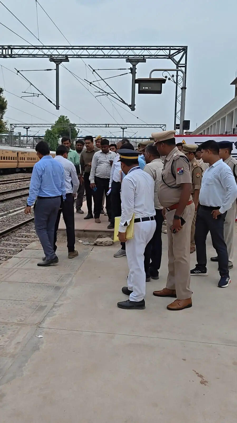 डीआरएम सुनील कुमार वर्मा का जौनपुर जंक्शन पर औचक निरीक्षण, खामियों पर जताई नाराजगी
