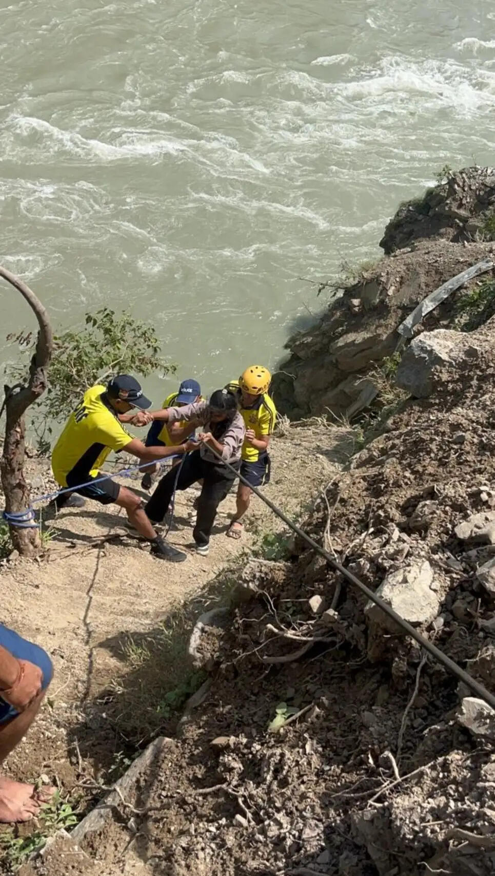 नीलकंठ मार्ग पर नदी किनारे फंसी महिला, एसडीआरएफ ने रोप रेस्क्यू कर बचाई जान