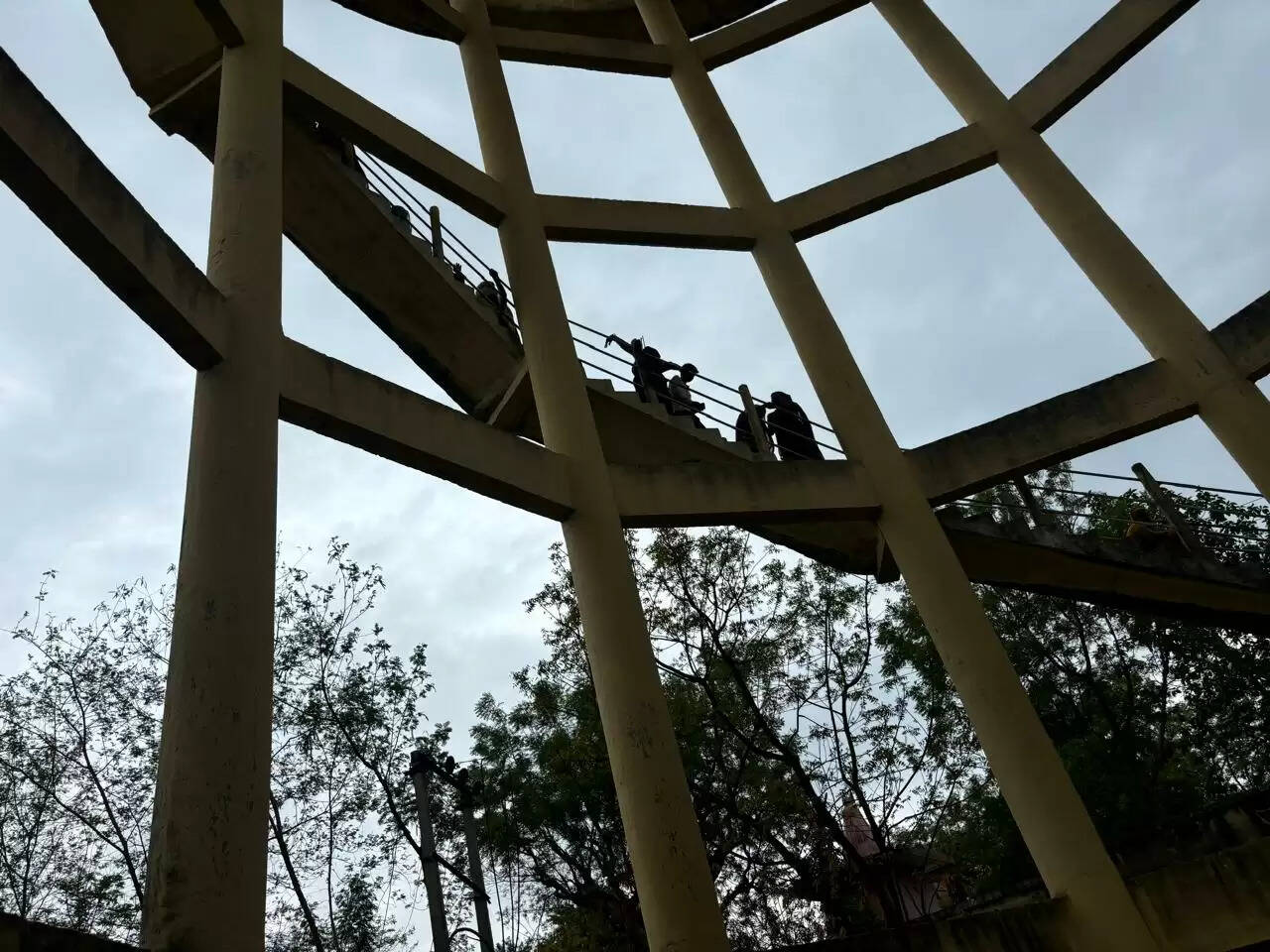 पेयजल संकट : टंकी पर चढ़ीं महिलाएं, लगाया जाम व मांगा पानी