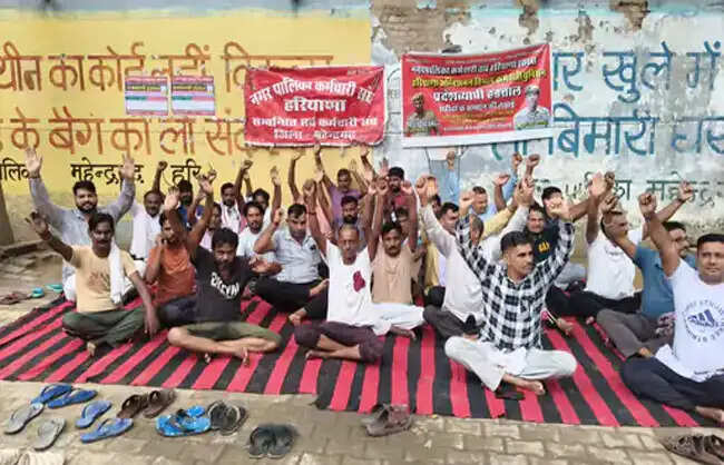 महेंद्रगढ़ में सफाई व फायर कर्मचारियों की तीन दिवसीय हड़ताल शुरू