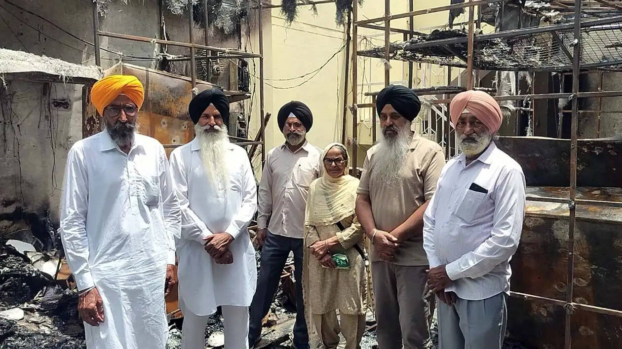 हिसार एचएसजीपीसी के पूर्व सदस्य के घर लगी आग का जायजा लेने पहुंची एसजीपीसी सदस्या