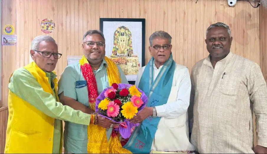 शिक्षक दिवस : उप्र के 54 स्थलों पर 'गुरु वाटिका' स्थापित