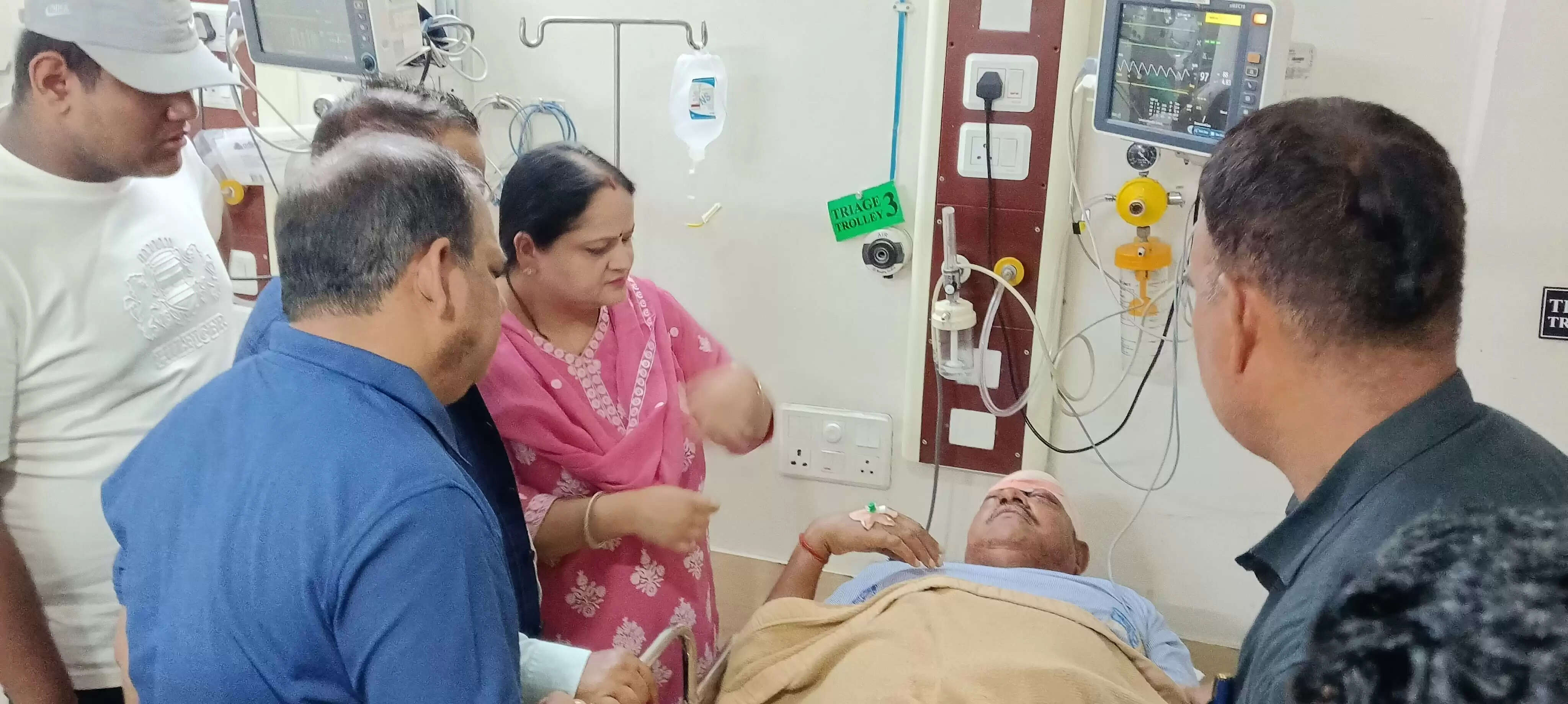 अवैध बालू लदे ट्रक ने मारी थाने की गाड़ी में टक्कर, थाना प्रभारी और बॉडीगार्ड घायल