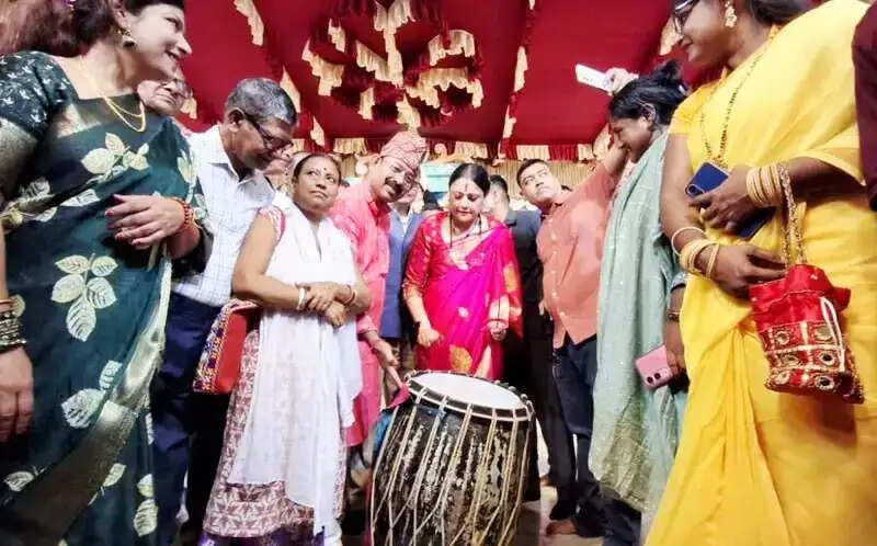महिशिला कॉलोनी के शिमूलतल्ला दुर्गापूजा मंडप में मंत्री अग्निमित्रा पाल ने बजाया ढाक