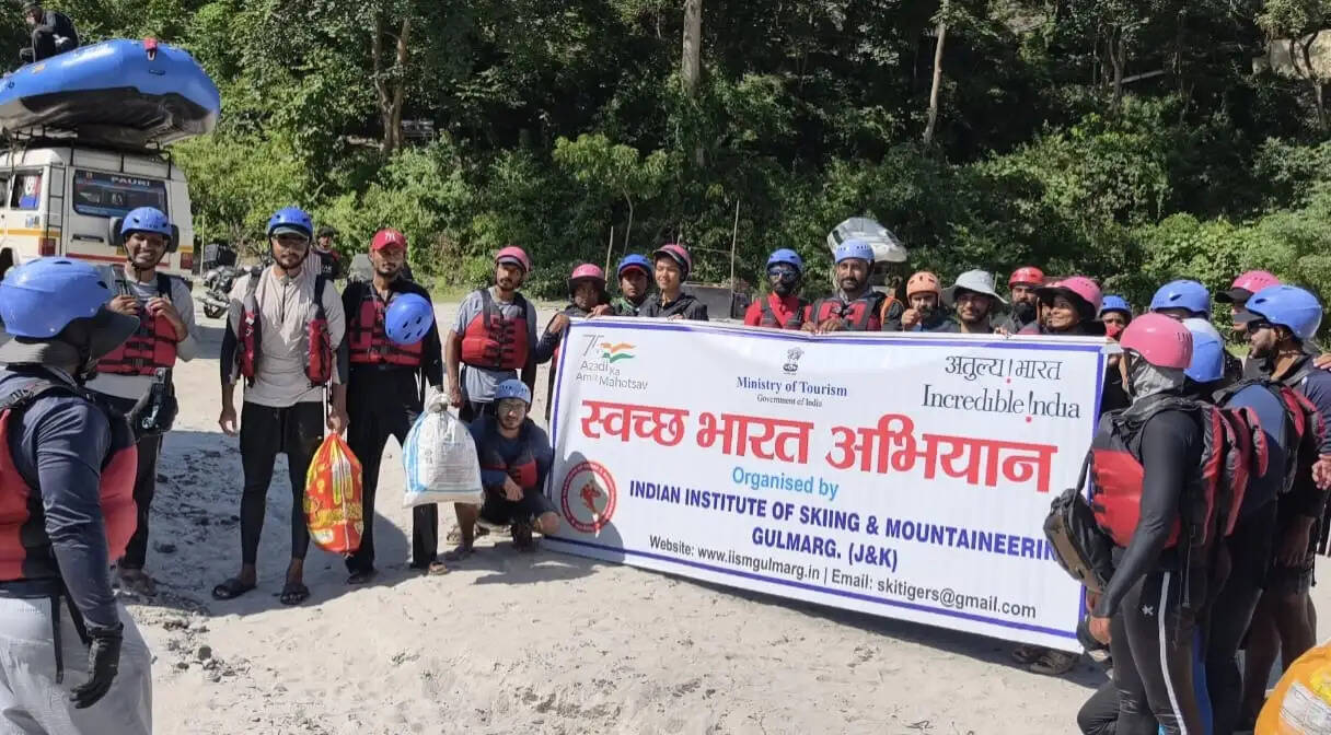 रिवर राफ्टिंग कोर्स के प्रतिभागियों ने की गंगा की सफाई