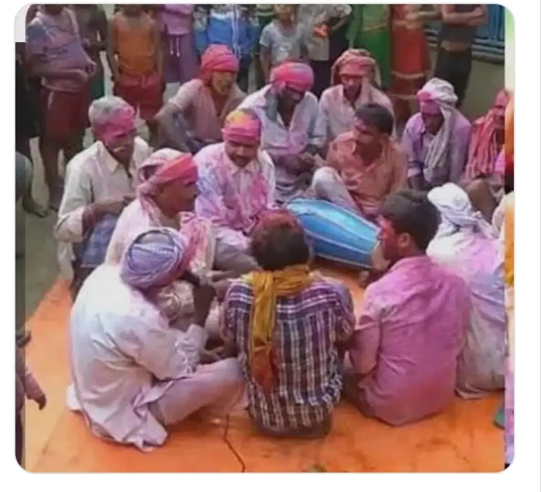 डी जे की शोर में थम गई फाग गीतों की गूंज व गांव की चौपाल