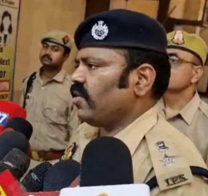झांसी में रेस्टोरेंट के अंदर प्रधान पुत्र की गोली मारकर हत्या