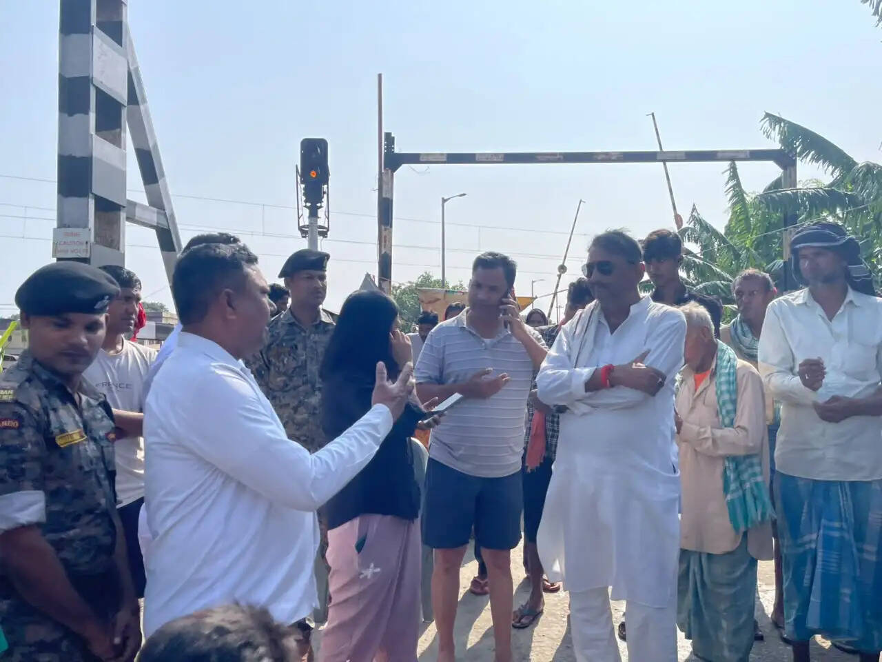 गंडक के बढ़े जलस्तर से बगहा के कई मुहल्लों में घुसा पानी, अधिकारियाें ने लिया जायजा