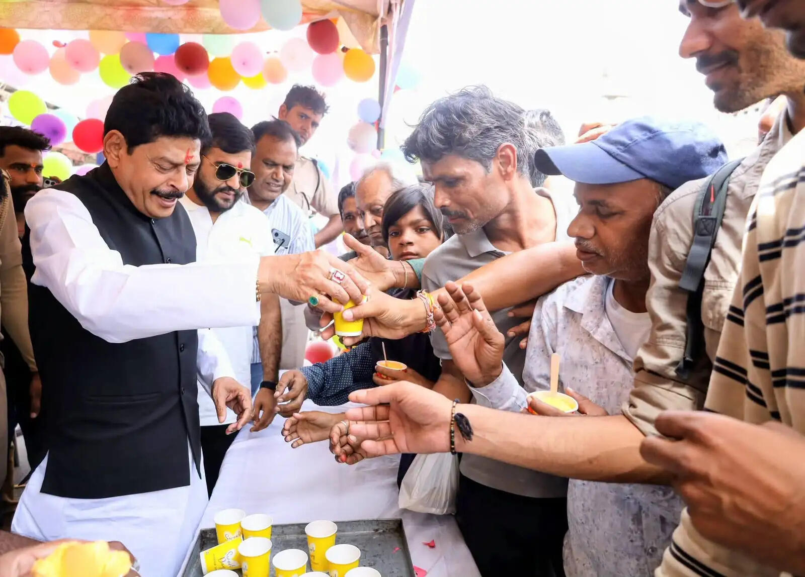 निर्जला एकादशी पर भक्ति और सेवा का संगम: छोटी काशी में उमड़ा जनसैलाब