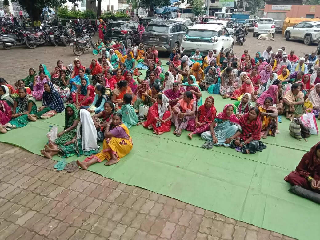 धमतरी:पचास प्रतिशत मानदेय को लेकर सहित तीन सूत्री मांगों को लेकर मध्यान्ह भोजन रसोईया संघ की हड़ताल