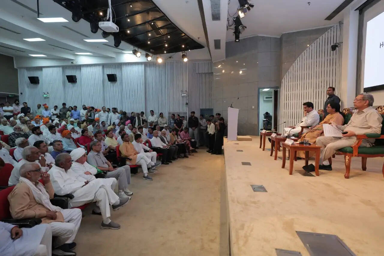 मुख्यमंत्री ने आगामी बजट को लेकर किसानों, ग्रामीणों और गिग वर्कर्स से किया संवाद