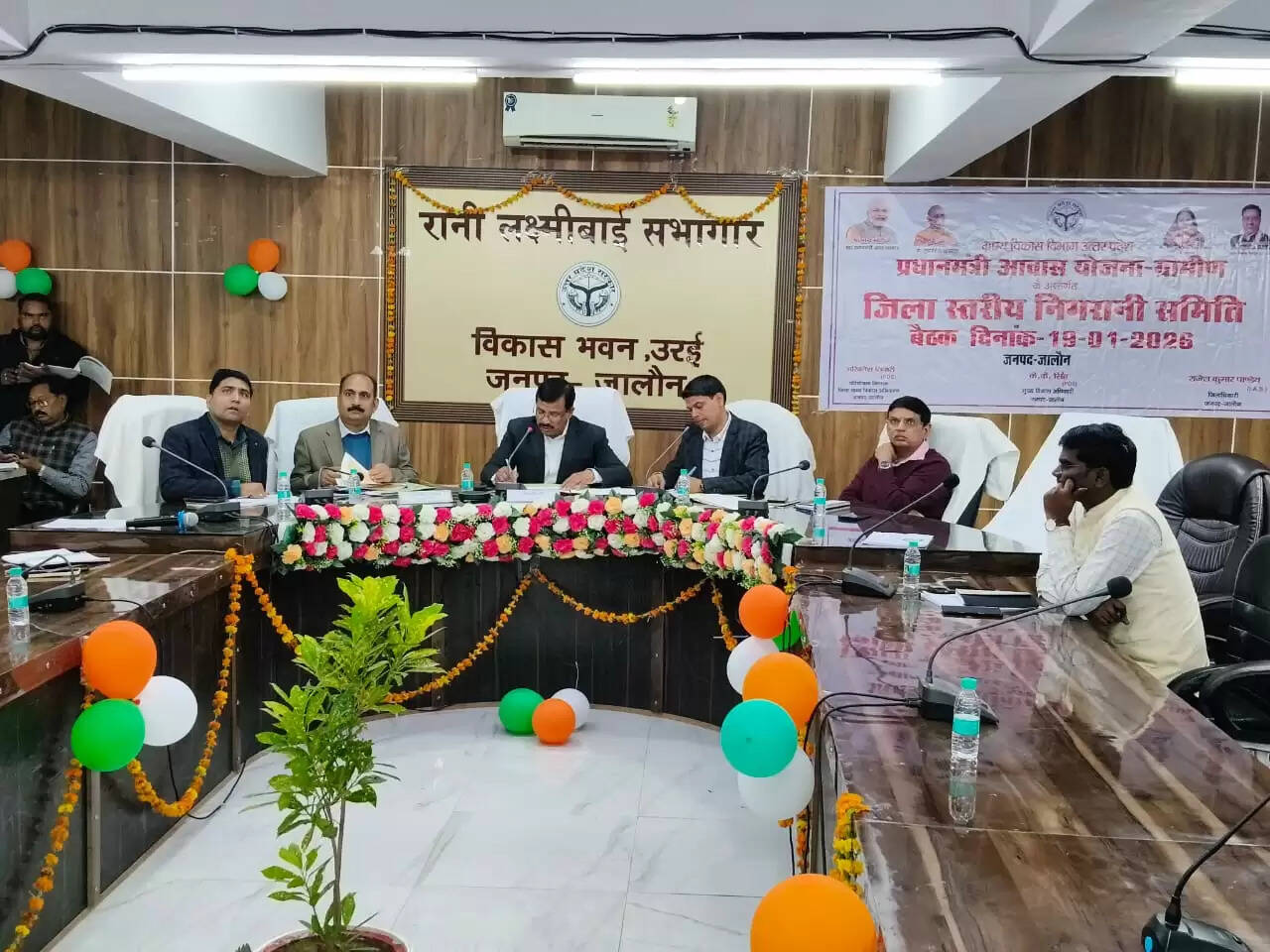 आवास योजनाओं की प्रगति पर जिलाधिकारी सख्त, लापरवाही पर नोटिस व प्रतिकूल प्रविष्टि के निर्देश