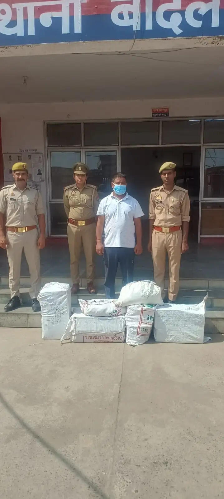 अवैध रूप से पटाखा बेचने वाला युवक गिरफ्तार