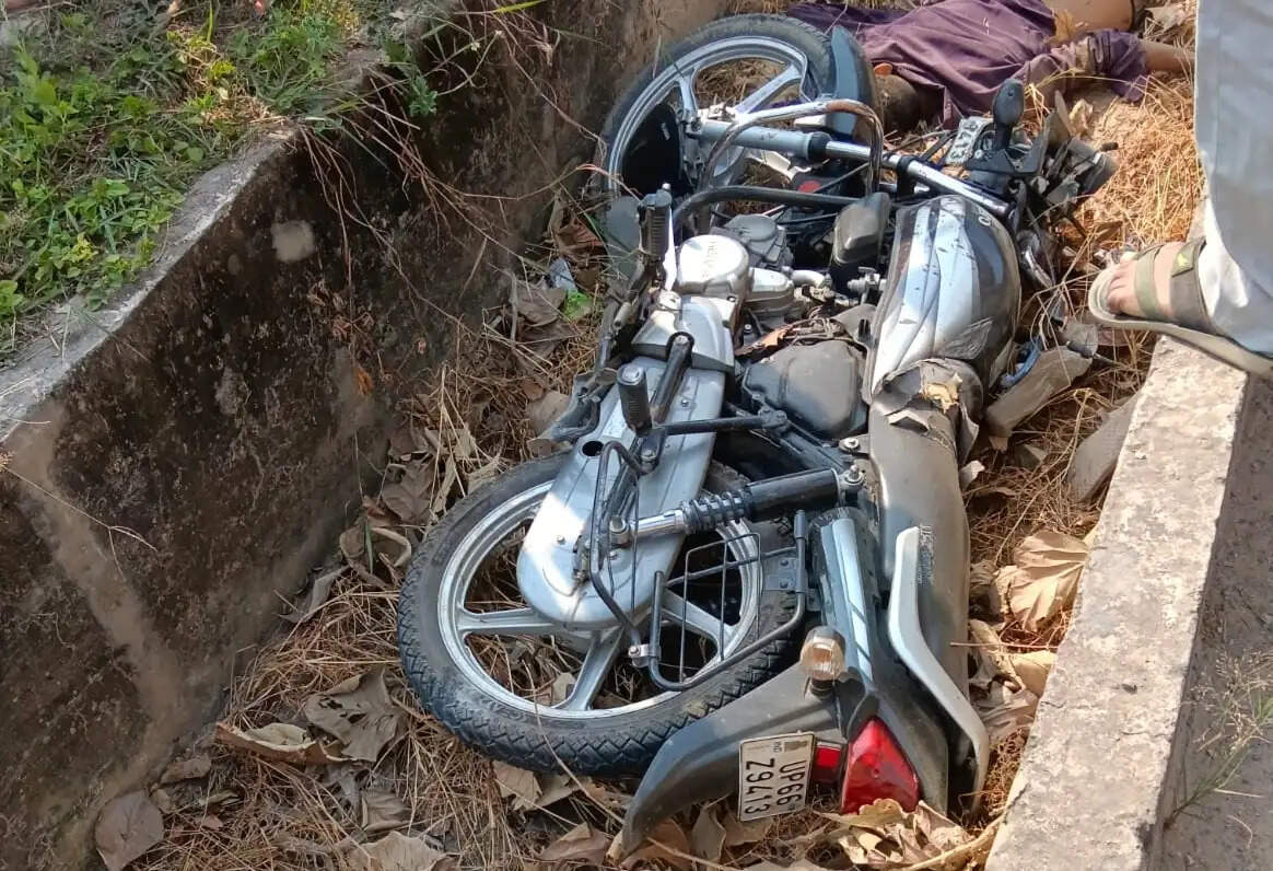 भदोही : नाले में गिरी अनियंत्रित बाइक, तीन युवकों की मौत