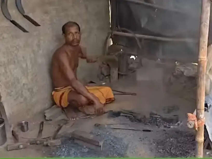 पतारडीह की लौह नगरी पहचान संकट में, परंपरागत कारीगरों का संघर्ष जारी