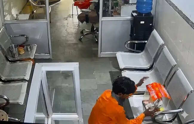 सोनीपत: क्लिनिक में चोरी, छत के गेट से घुसे चोर