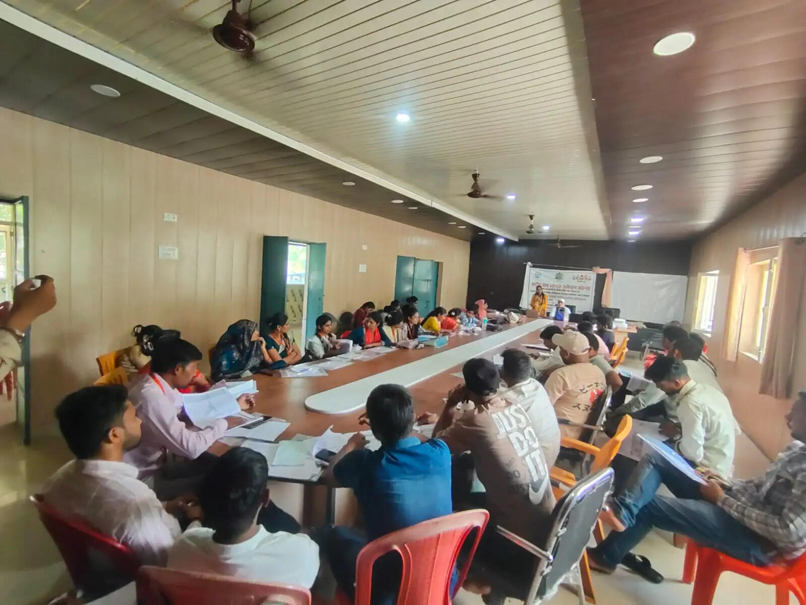 फर्रुखाबाद: नाइन कोर पर कार्य करके समृद्ध बनेगी पंचायतें, सचिवों और पंचायत सहायकों ने लिया प्रशिक्षण