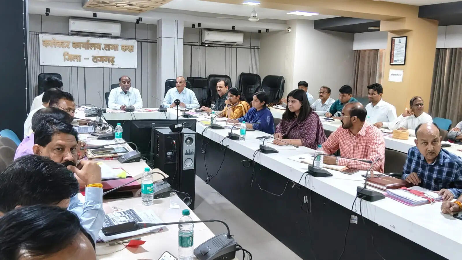 राजगढ़ःसमय सीमा बैठक में योजनाओं की गहन समीक्षा, लापरवाही पर जुर्माना और नोटिस