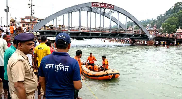गंगा में डुबकी लगाते ही तेज बहाव में बहा कांवड़िया, तलाश में जुटी जल पुलिस