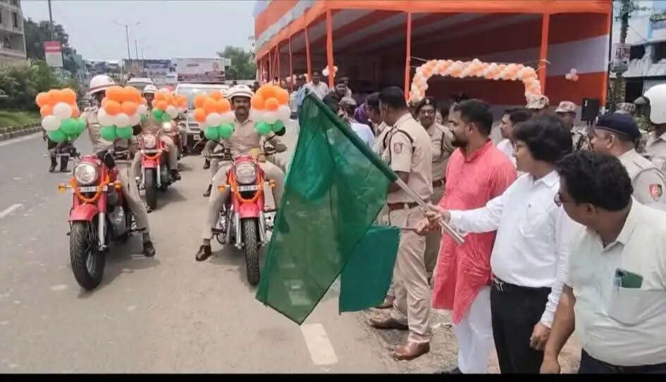 मेदिनीपुर में सड़क सुरक्षा सप्ताह शुरू, ट्रैफिक नियम तोड़ने वालों को जागरूक करने सड़क पर उतरा 'यमदूत'