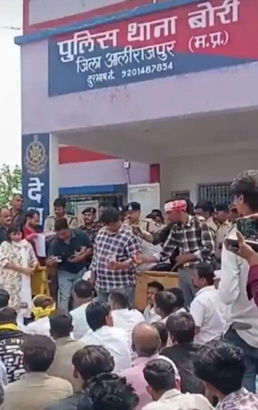 झाबुआ: ग्राम बोरी में दुष्कर्म की घटना से उपजे आक्रोश के बीच राजनीतिक दलों के बीच आरोप-प्रत्यारोप जारी