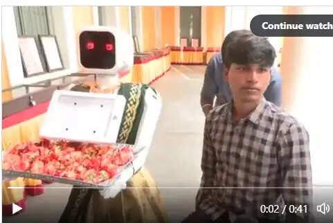 पुडुचेरी में एक केंद्र पर ‘निला’ रोबोट कर रहा मतदाताओं का स्वागत, दाे घंटे में 17.41 फीसदी मतदान