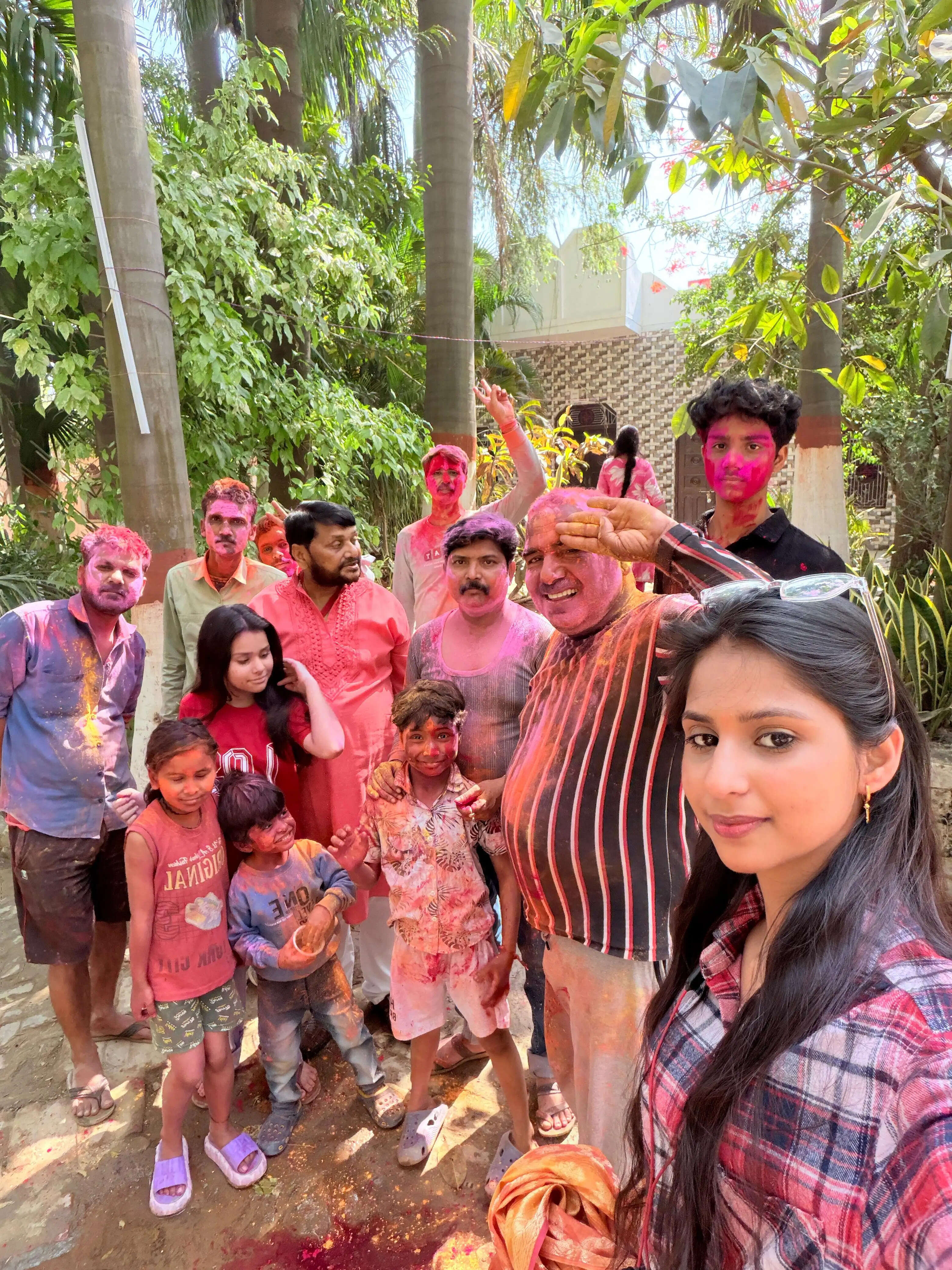 ओशो के शिष्यों ने होली खेल दिया देशनाओं का संदेश