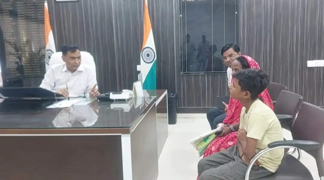 डीएम की पहल से बाल श्रम से मुक्त हुआ 11 वर्षीय अमन, विद्यालय में कराया गया नामांकन