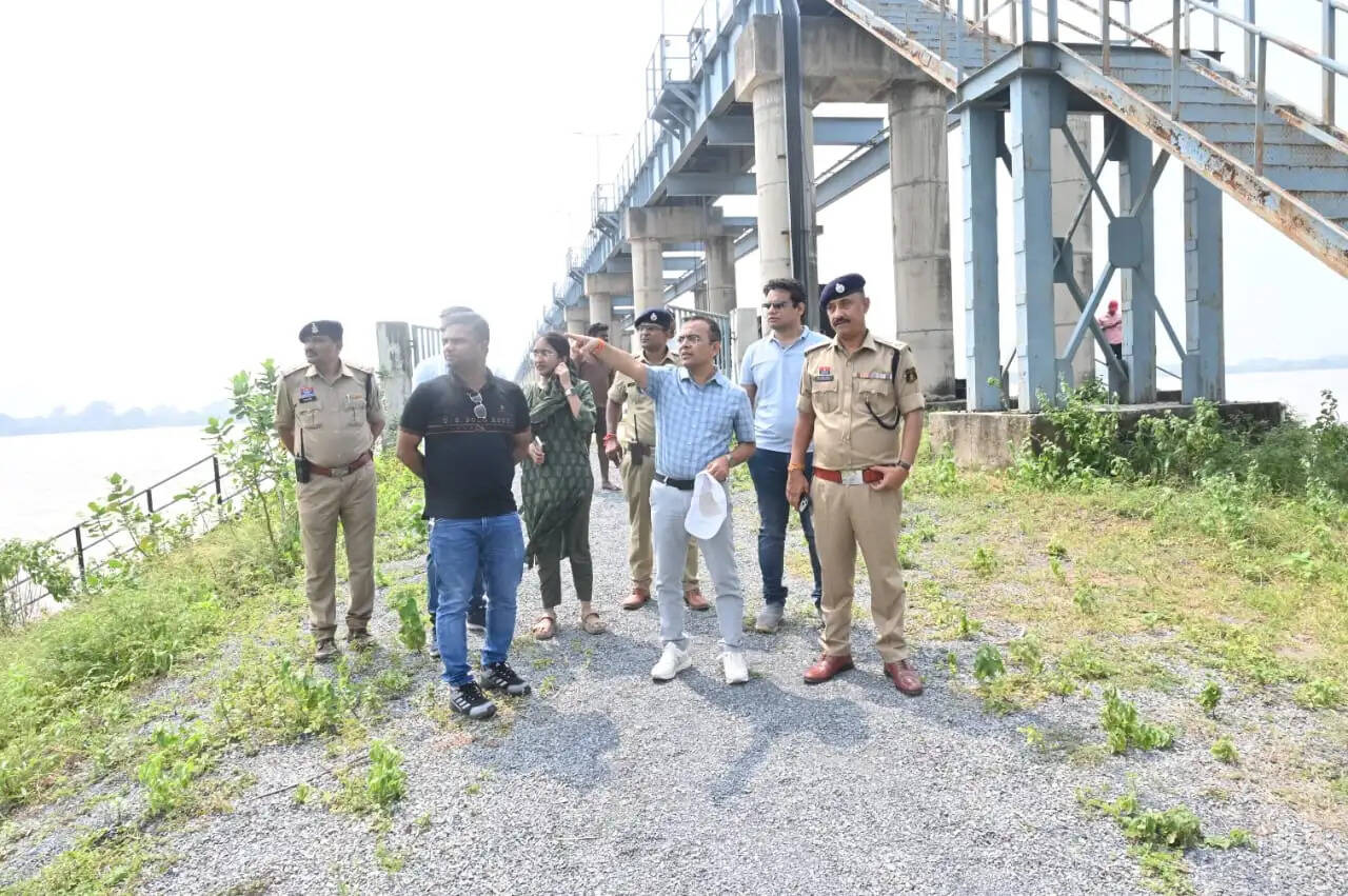 महानदी में बढ़ा जलस्तर, कलेक्टर-एसपी ने शिवरीनारायण में राहत-बचाव तैयारियों का लिया जायजा