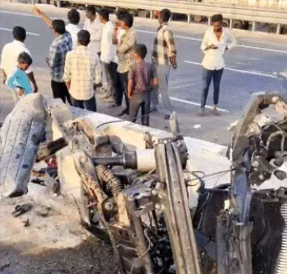 रेंज रोवर कार डिवाइडर से टकरायी, दो युवकों की मौत