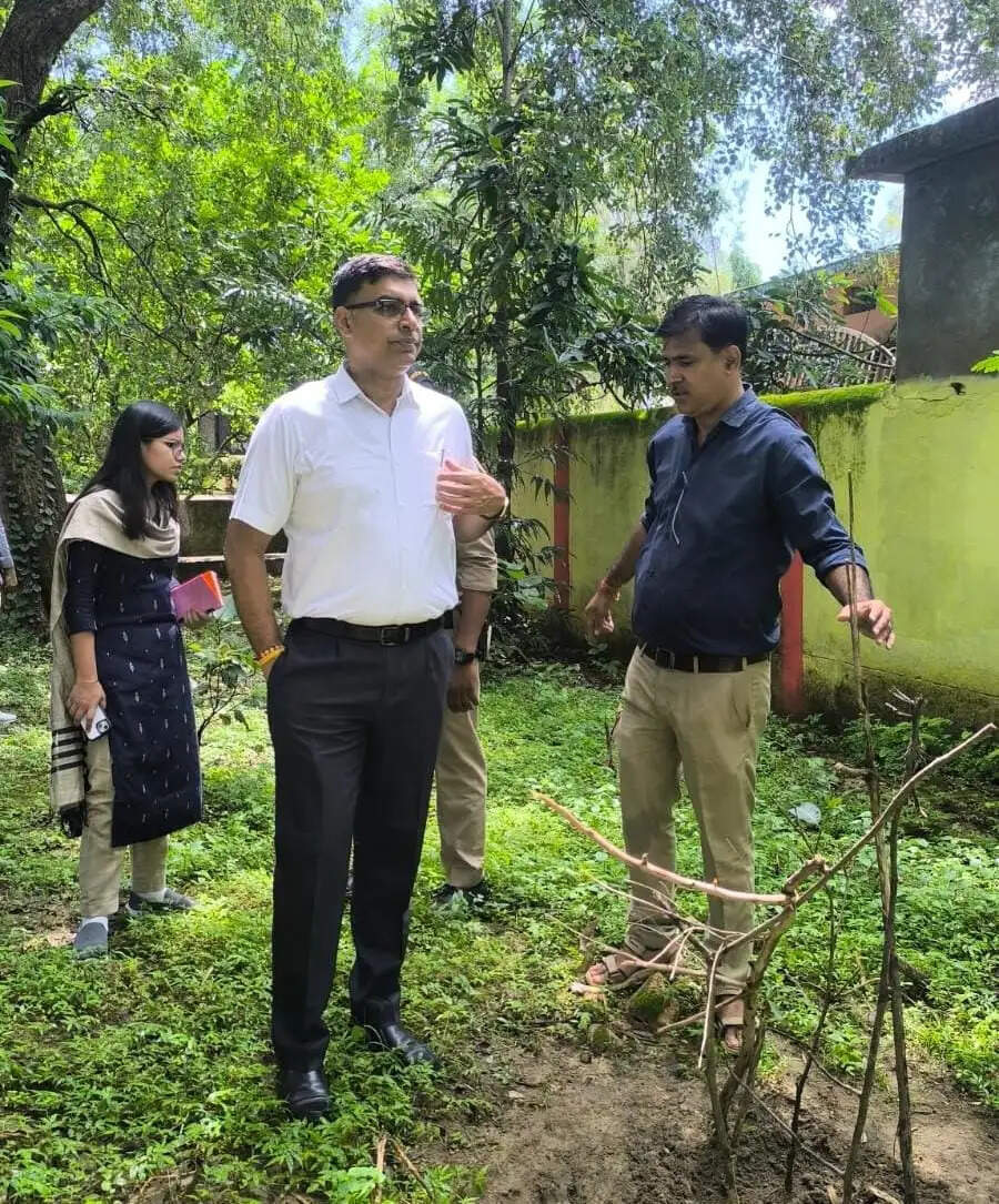 अनूपपुर: कलेक्टर का औचक निरीक्षण, दो अधिकारियों को नोटिस